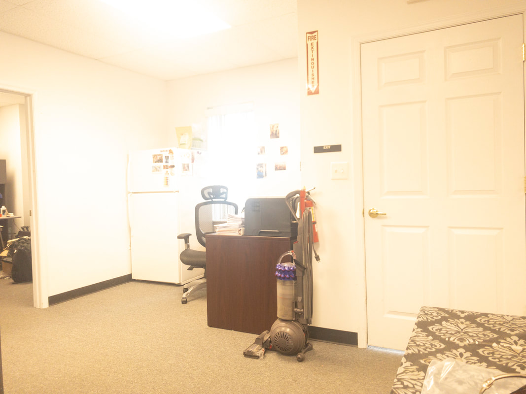 The office room viewed in natural lighting without any tint filter, showing clear, true-to-life colors and details across the room’s furnishings and layout.