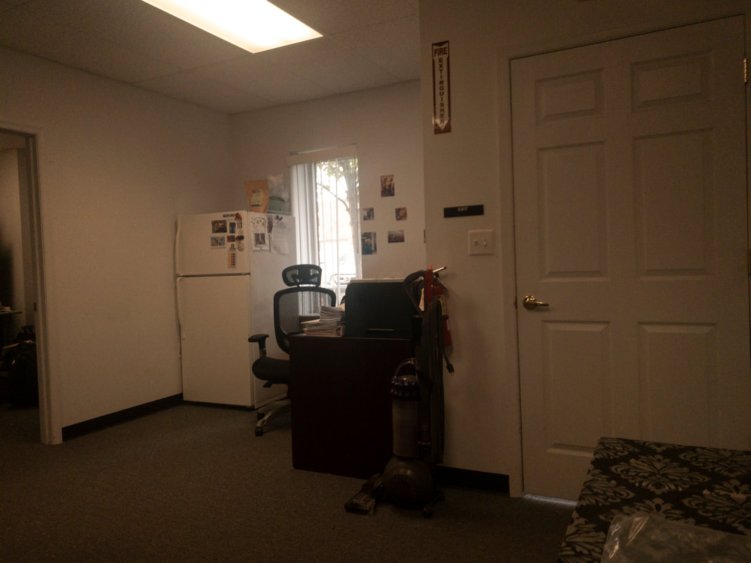 A view of an office room through the Noir 02 filter, which applies a very light tint, minimally impacting brightness and leaving colors close to natural.
