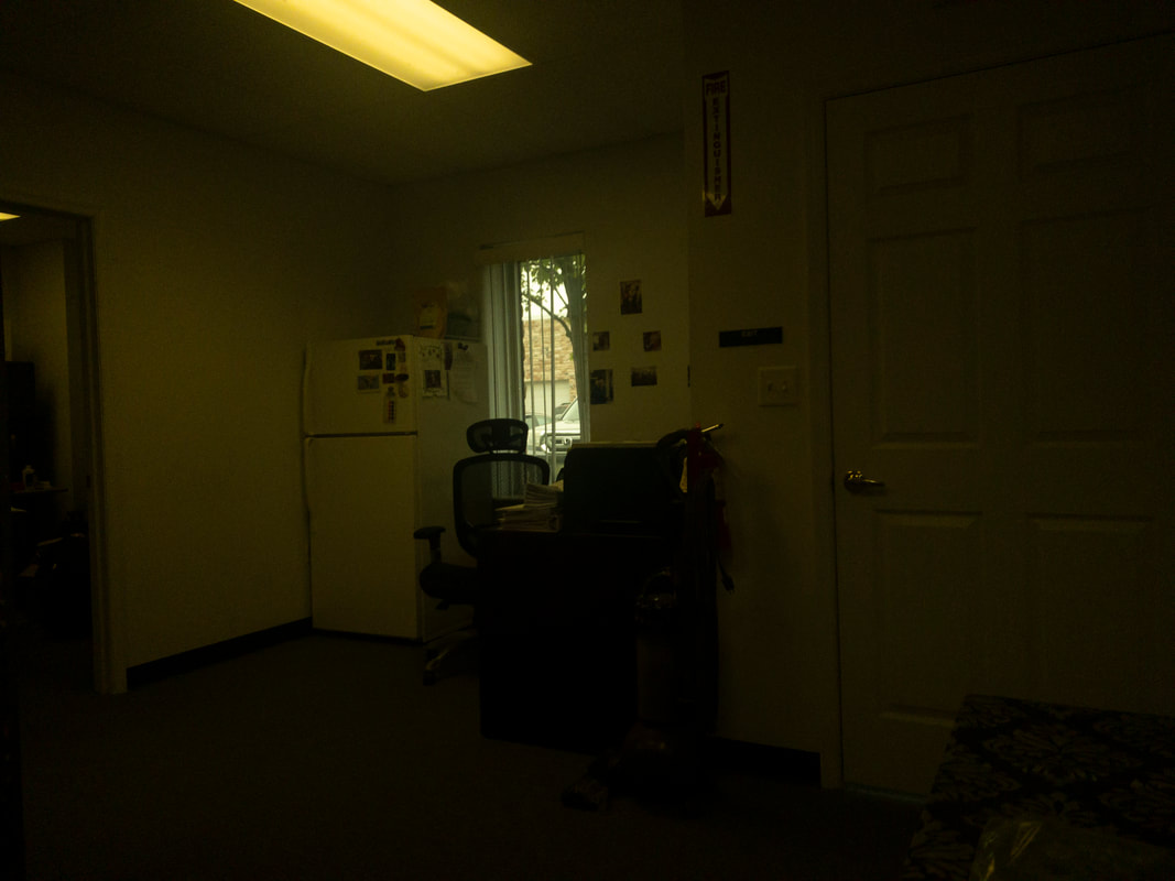 A view of an office room seen through the Noir 33 filter, presenting a soft, light amber tint that minimally alters lighting, maintaining good visibility and detail clarity.