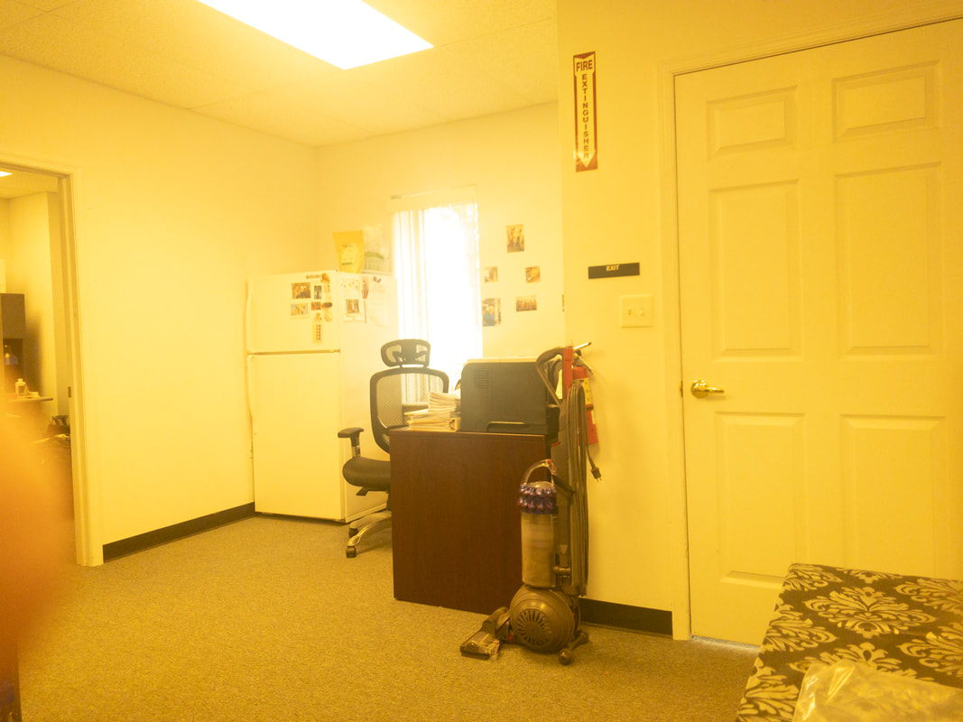 Office room viewed with the Noir 48 tint, displaying a pale yellow filter effect, which adds a faint yellowish tone to the room’s colors, providing a soft enhancement to the light without intense color change.